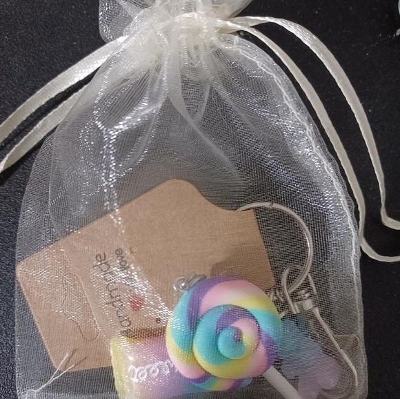 Candy Sweet Tooth Keychain - Picture 3 of 3